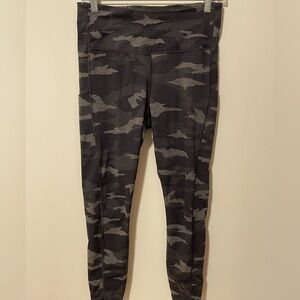 Athleta Ultimate Stash Pocket 7/8 Camouflage Leggings Heather Green Women’s S